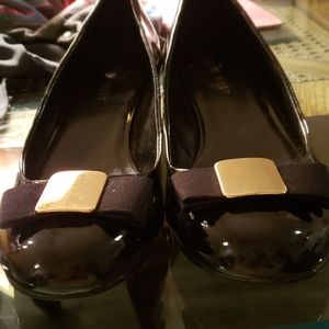 Black patent leather low heels